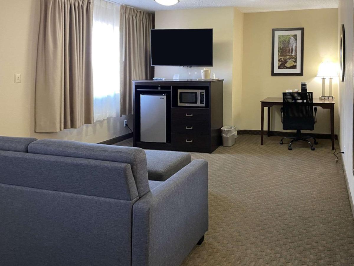 Queen Room - Non-Smoking at Quality Inn Ontario