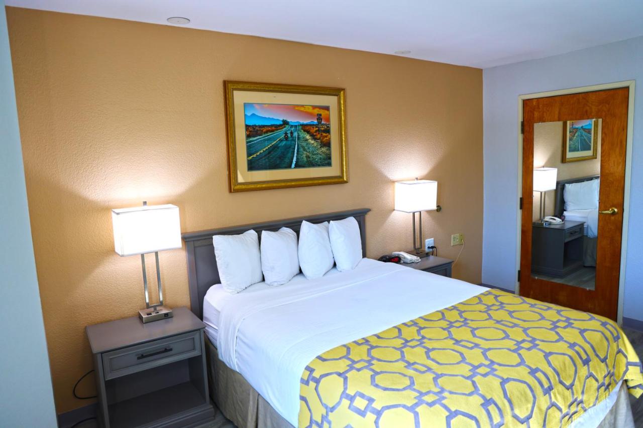 1 Queen Bed, Mobility Accessible Room, Bathtub w/ Grab Bars, Non-Smoking at Baymont by Wyndham Barstow Historic Route 66