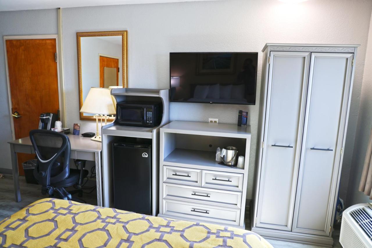 1 Queen Bed, Mobility Accessible Room, Bathtub w/ Grab Bars, Non-Smoking at Baymont by Wyndham Barstow Historic Route 66