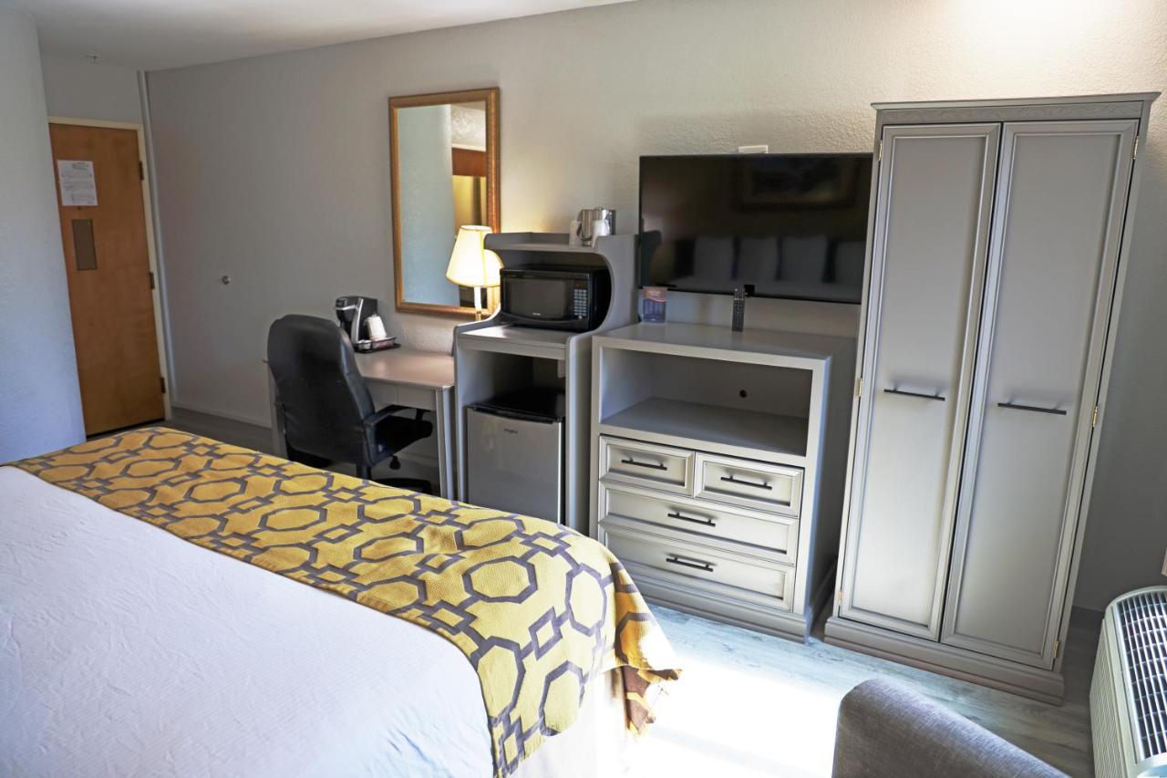 King Room - Non-Smoking at Baymont by Wyndham Barstow Historic Route 66