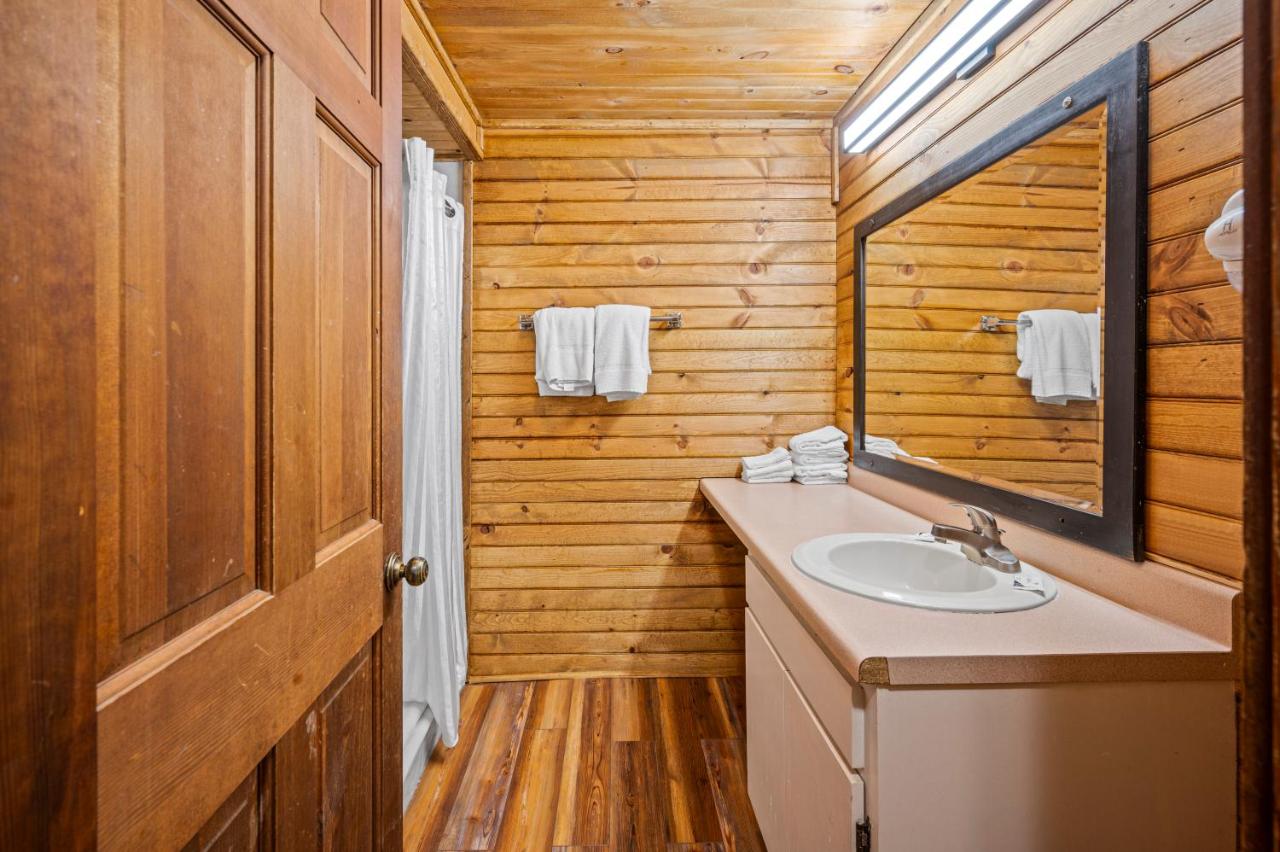 | Carr's Northside Hotel and Cottages