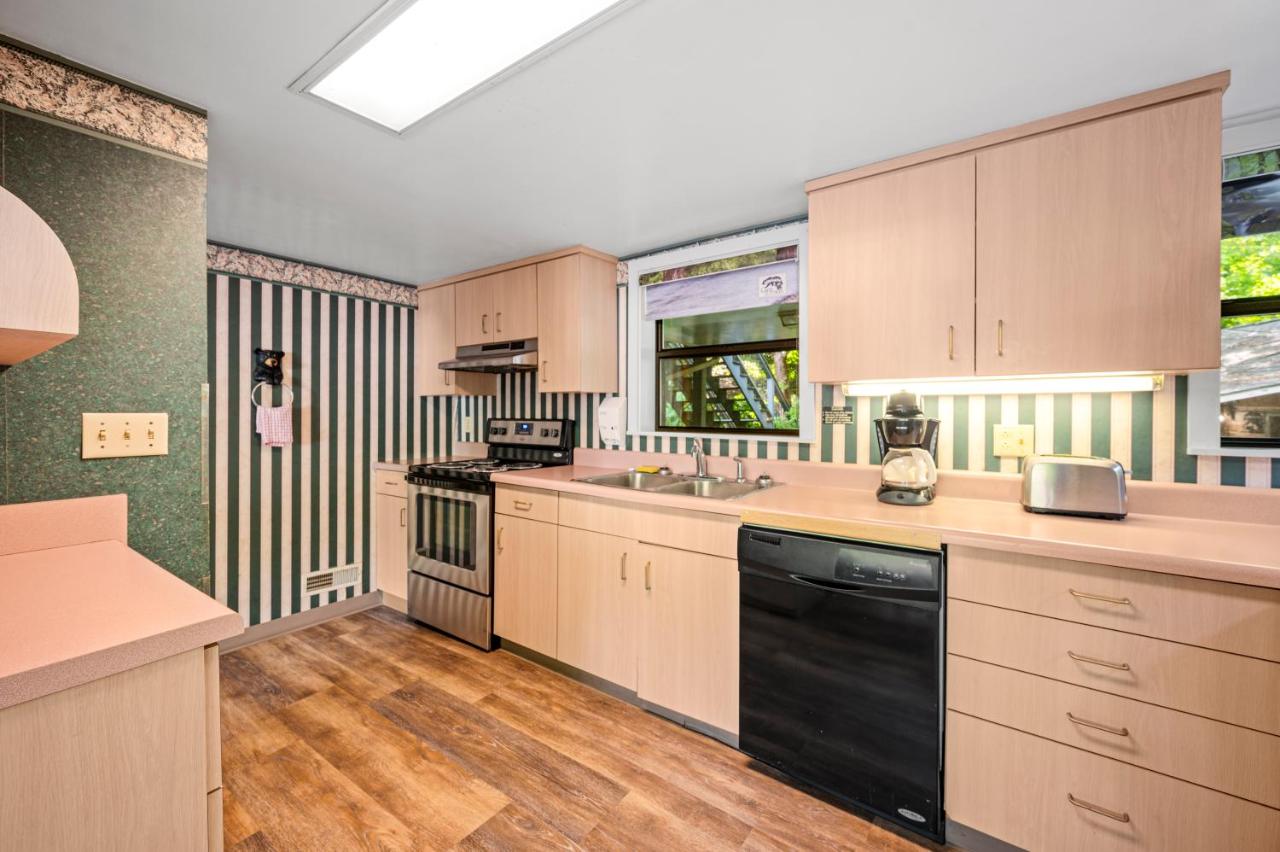 | Carr's Northside Hotel and Cottages