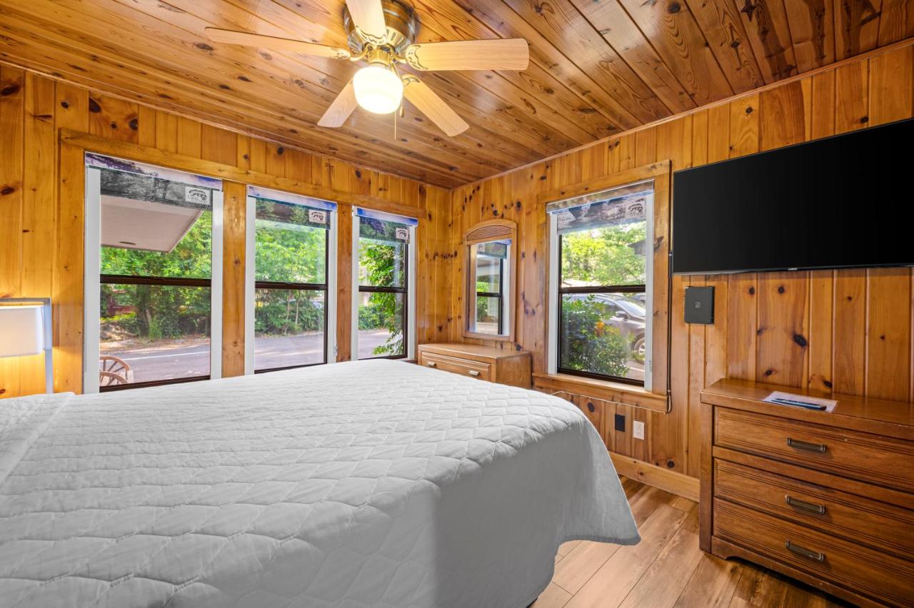 | Carr's Northside Hotel and Cottages