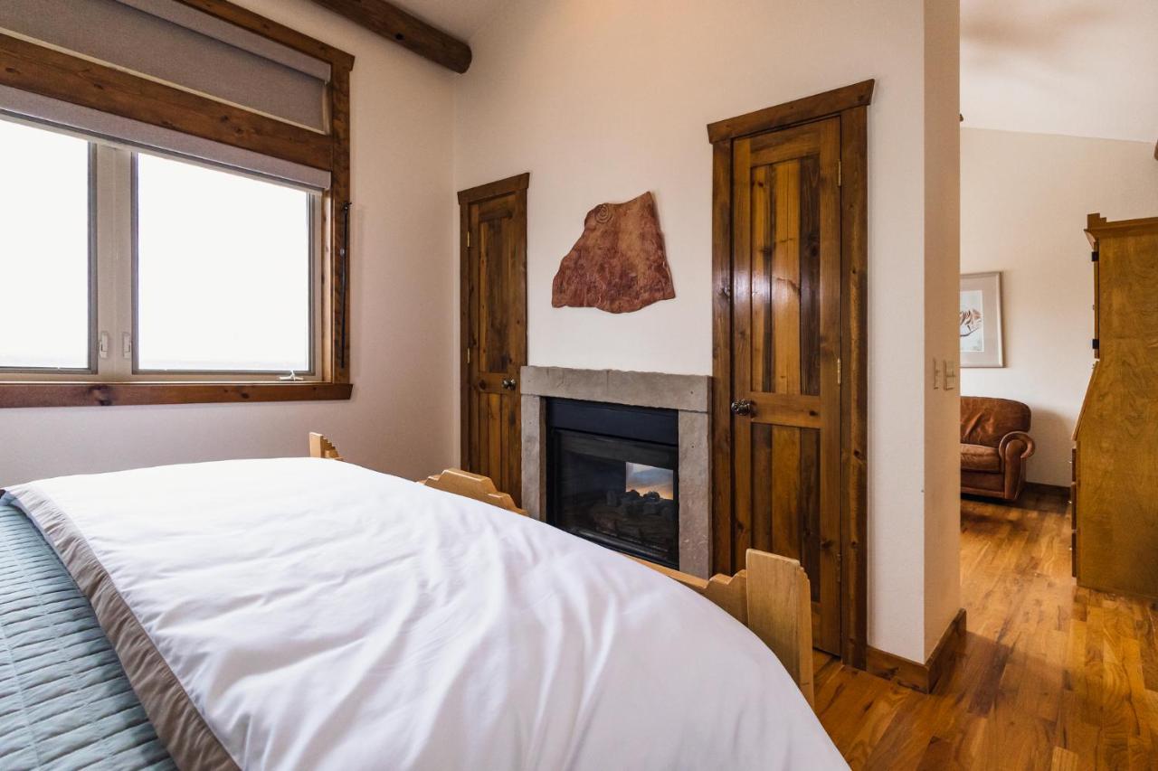 Superior King Suite at Taharaa Mountain Lodge