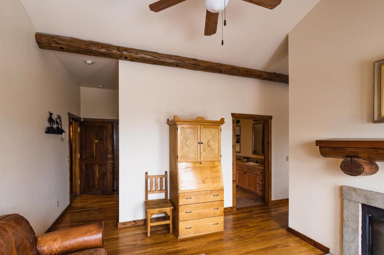 Superior King Suite at Taharaa Mountain Lodge