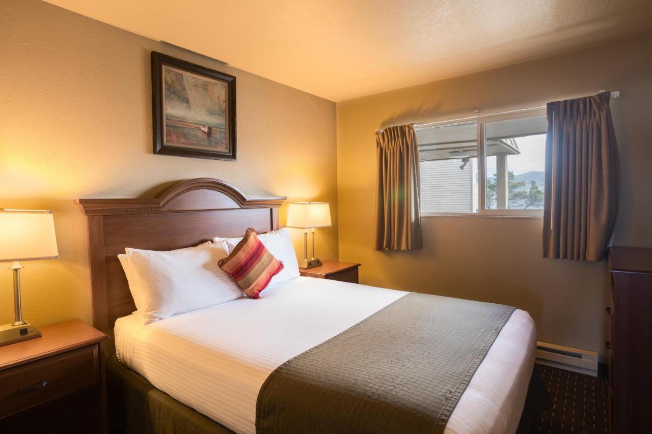 Queen Room with Two Queen Beds - Ocean Front at Ebb Tide Oceanfront Inn