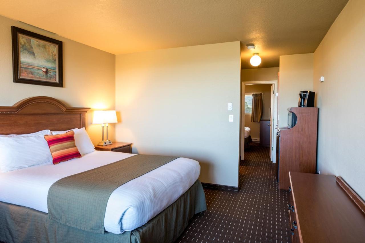 Queen Room with Two Queen Beds - Ocean Front at Ebb Tide Oceanfront Inn