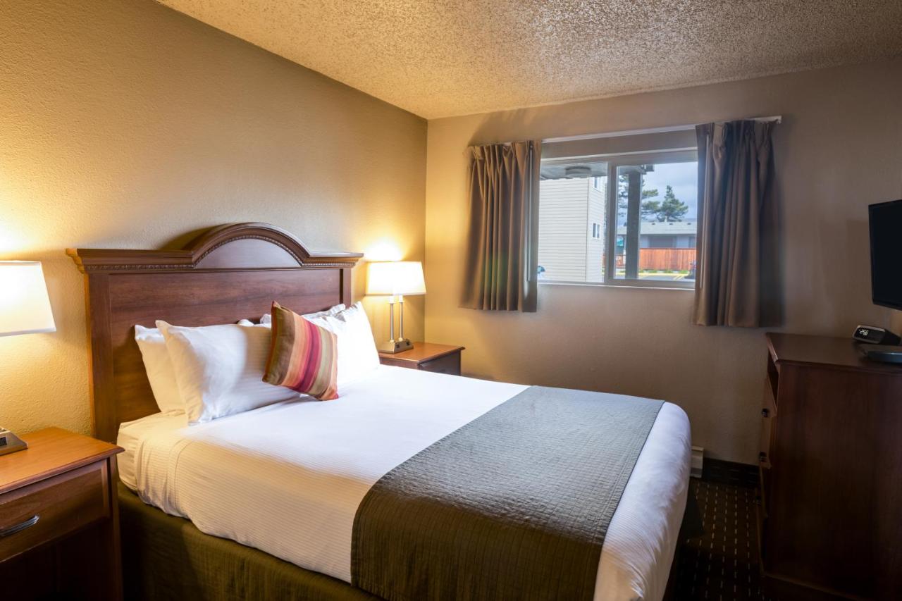 Queen Room with Two Queen Beds with Partial Ocean View at Ebb Tide Oceanfront Inn