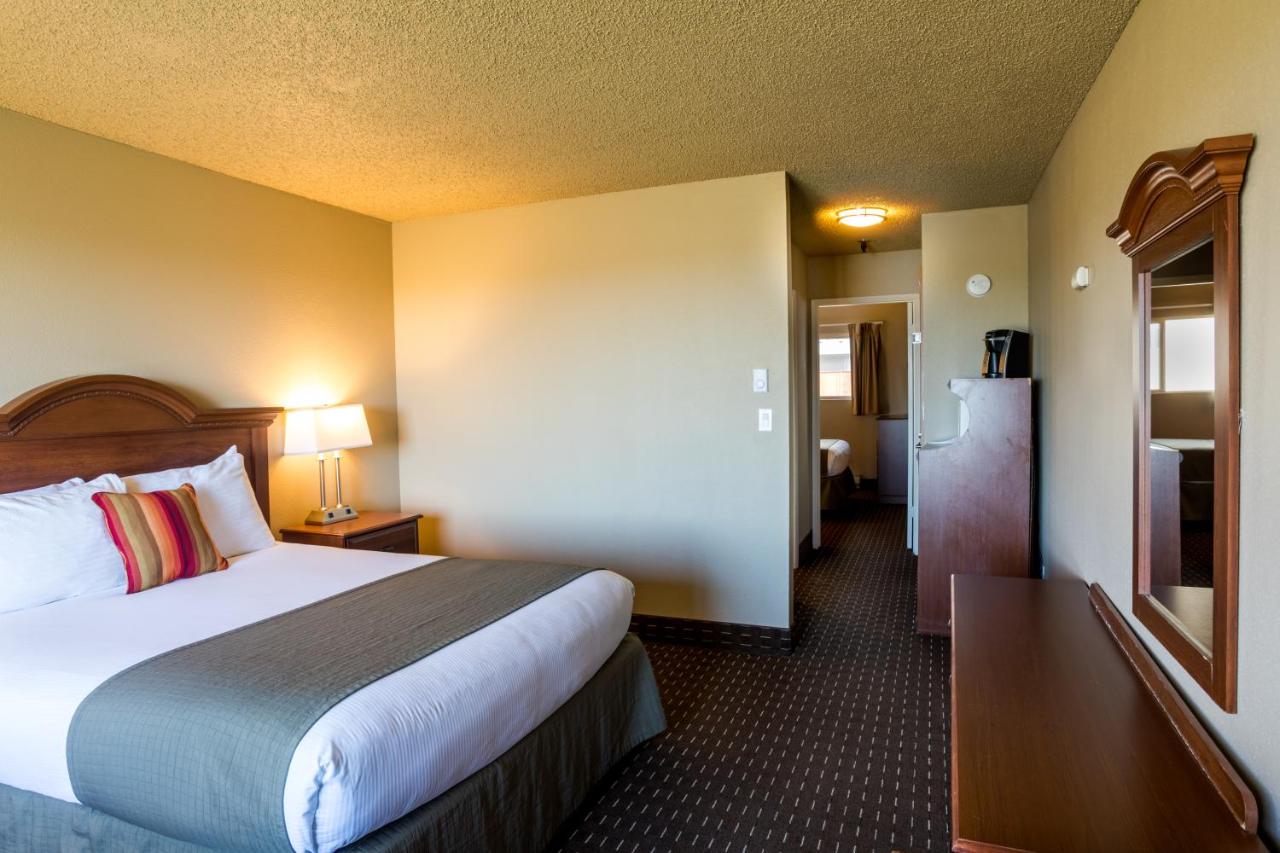 Queen Room with Two Queen Beds with Partial Ocean View at Ebb Tide Oceanfront Inn