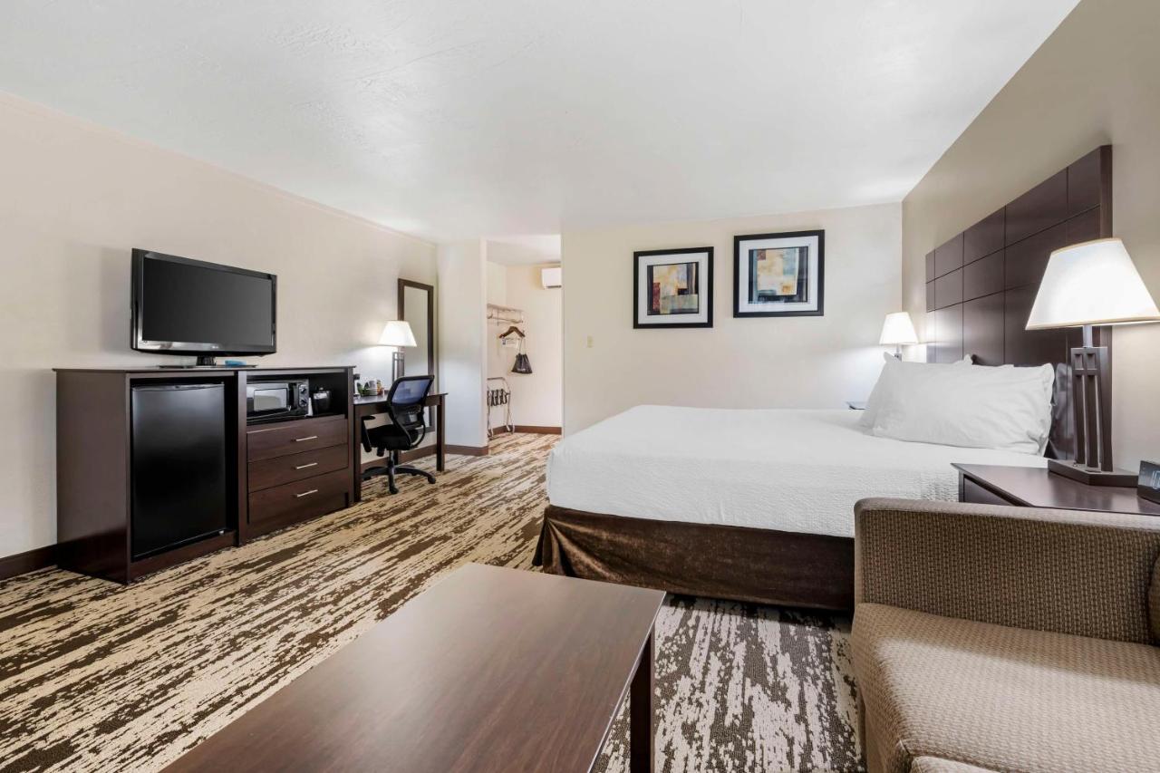 Deluxe King Room - Non-Smoking at Best Western Prescottonian