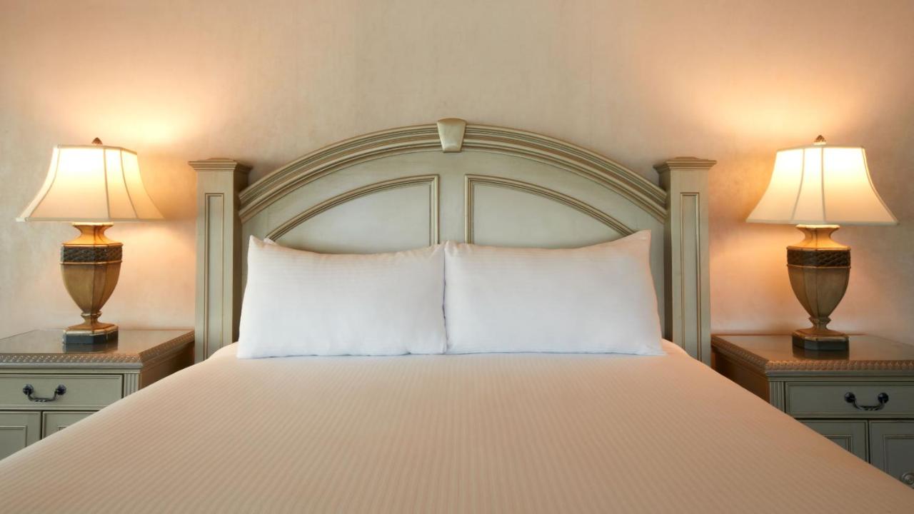 Petite Suite 1 King Non-Smoking at Eldorado Reno - A Caesars Rewards Destination