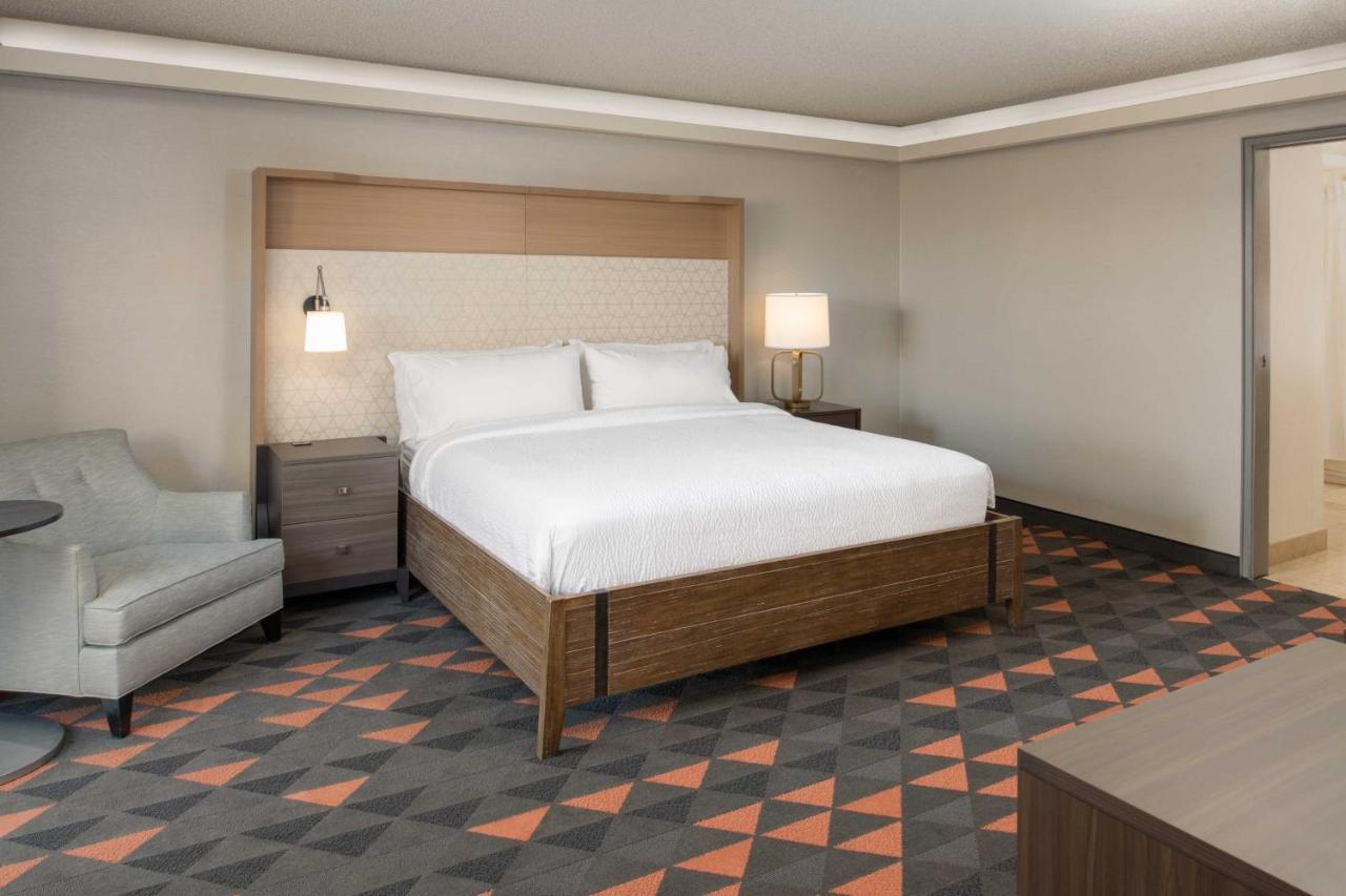 Presidential King Suite - Non-Smoking at Holiday Inn Portland - Columbia Riverfront by IHG