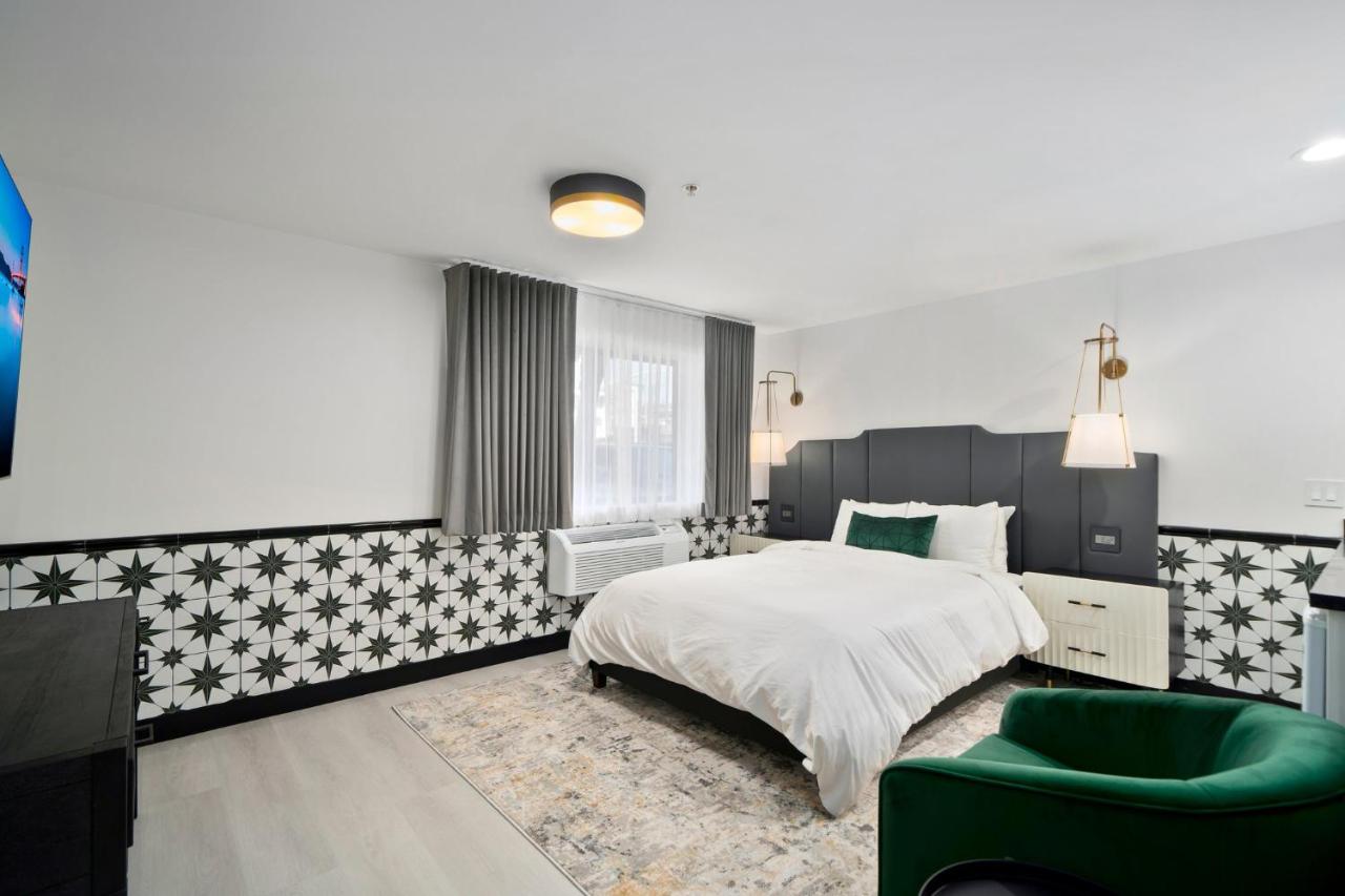 Queen Room with Whirlpool at Casablanca Inn