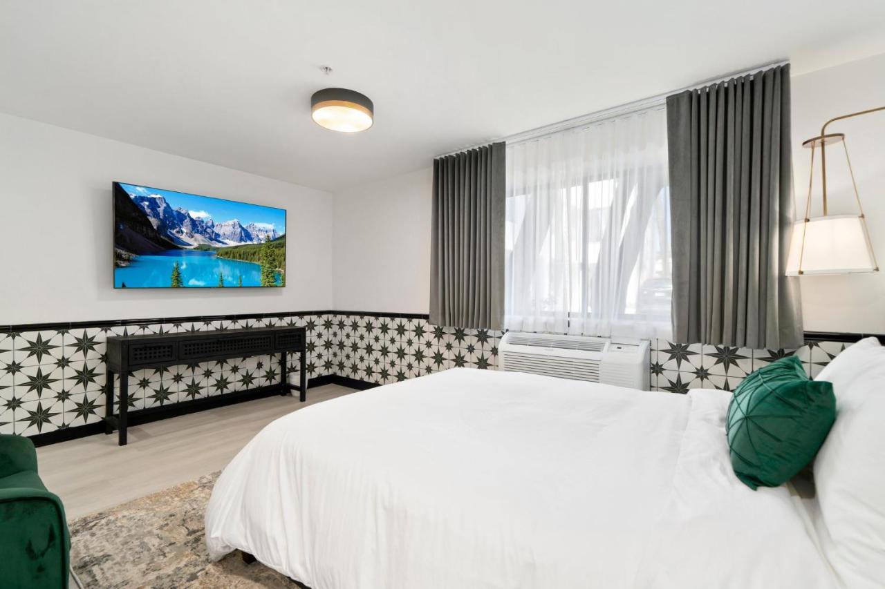 Queen Room with Whirlpool at Casablanca Inn