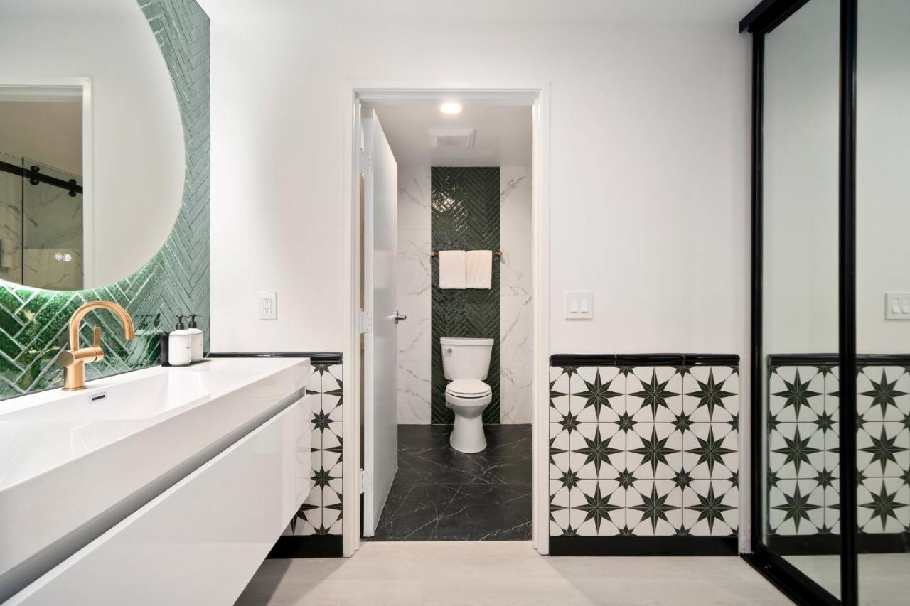 Queen Room with Whirlpool at Casablanca Inn