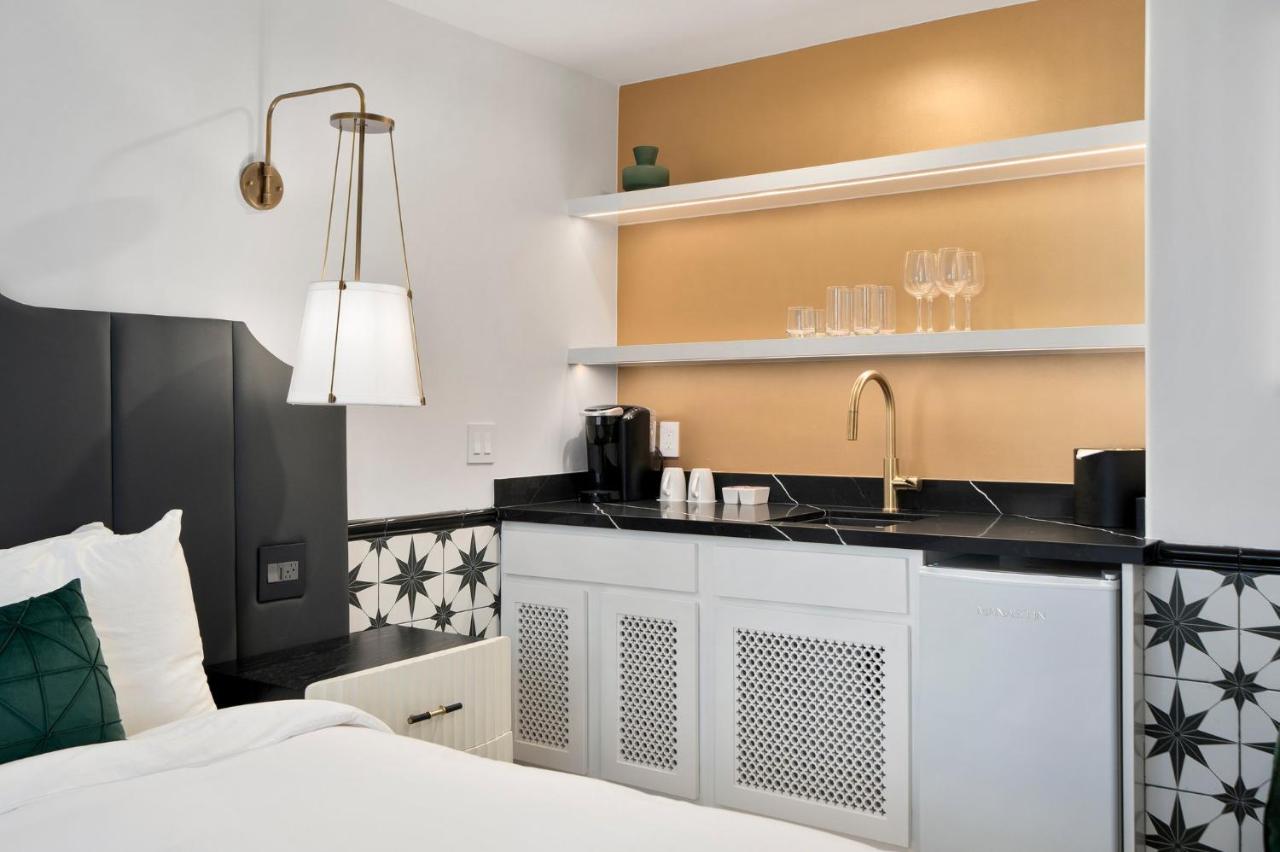 Queen Room with Whirlpool at Casablanca Inn