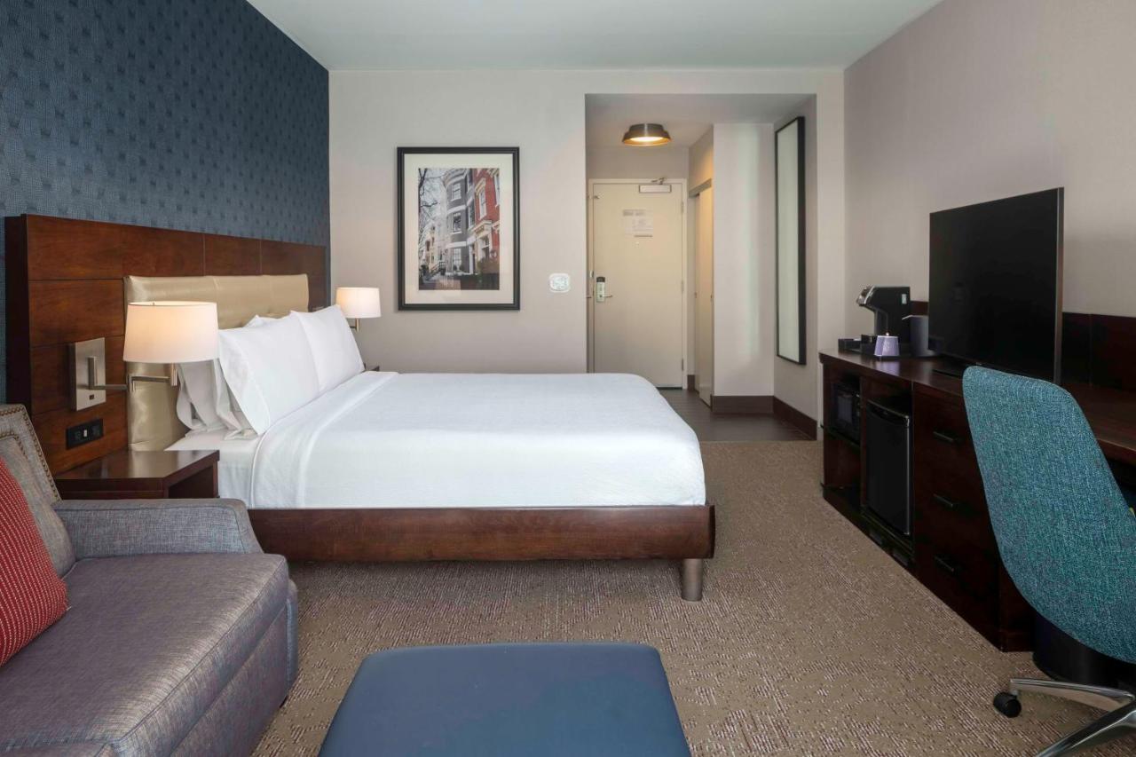Deluxe King Room with Sofa Bed at Hilton Garden Inn Washington DC/Georgetown Area