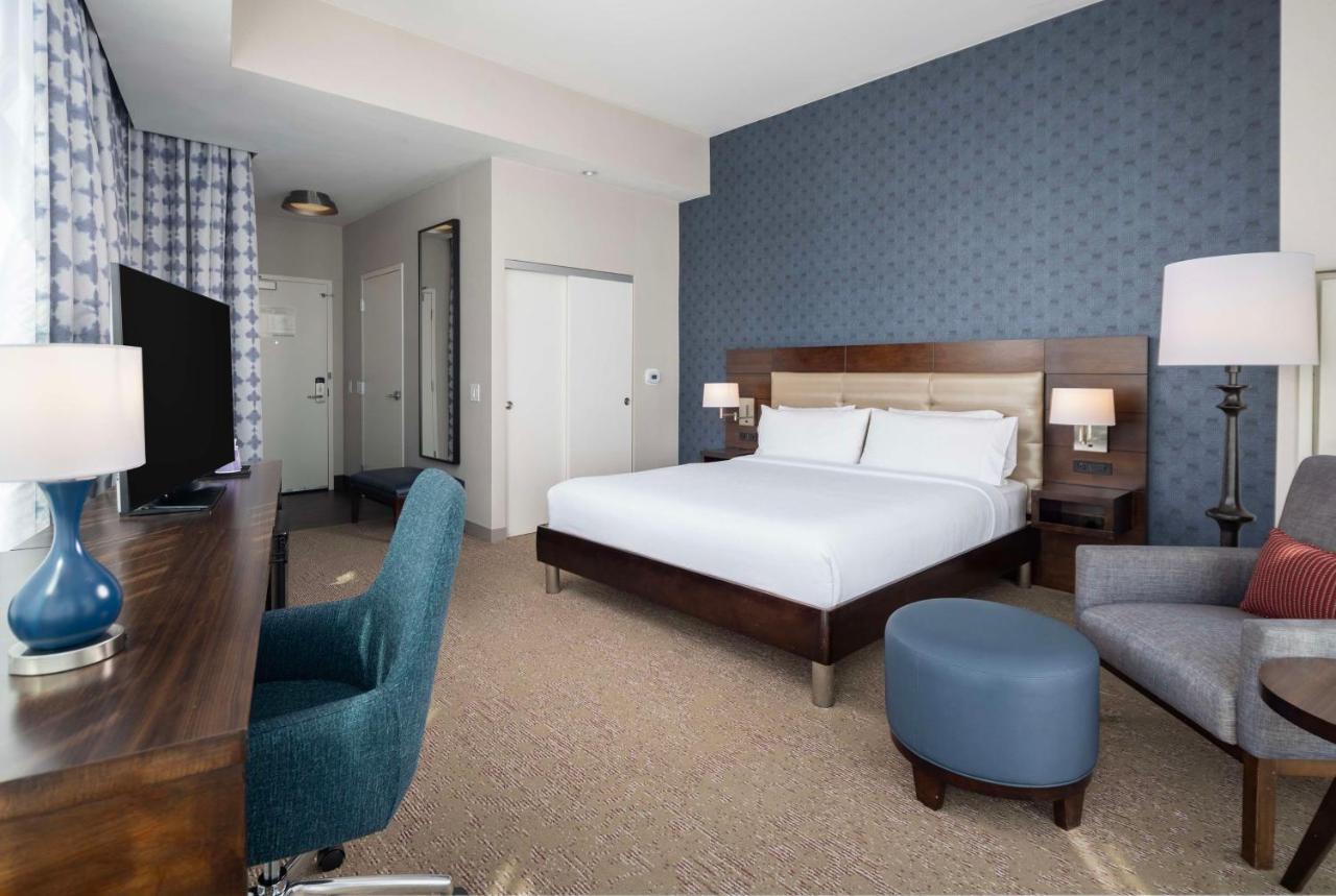 Corner King Room at Hilton Garden Inn Washington DC/Georgetown Area