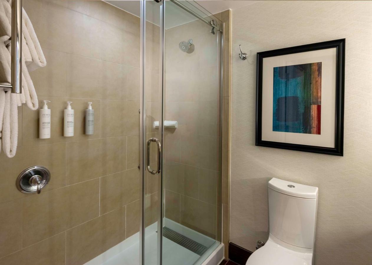 Corner King Room at Hilton Garden Inn Washington DC/Georgetown Area