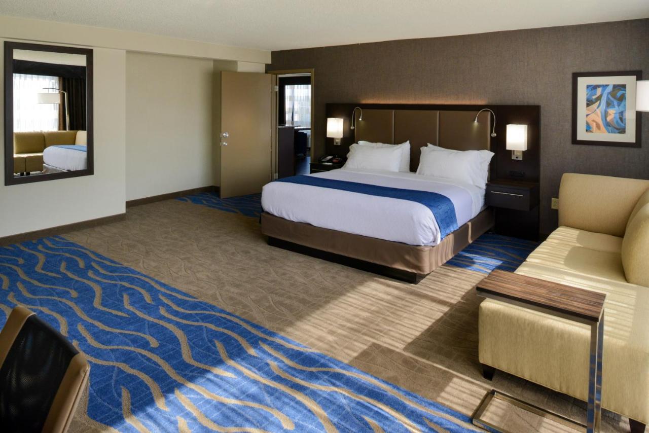 Deluxe King Room - Disability Access - Acessible Tub at Radisson Hotel St. Louis Downtown Convention Center