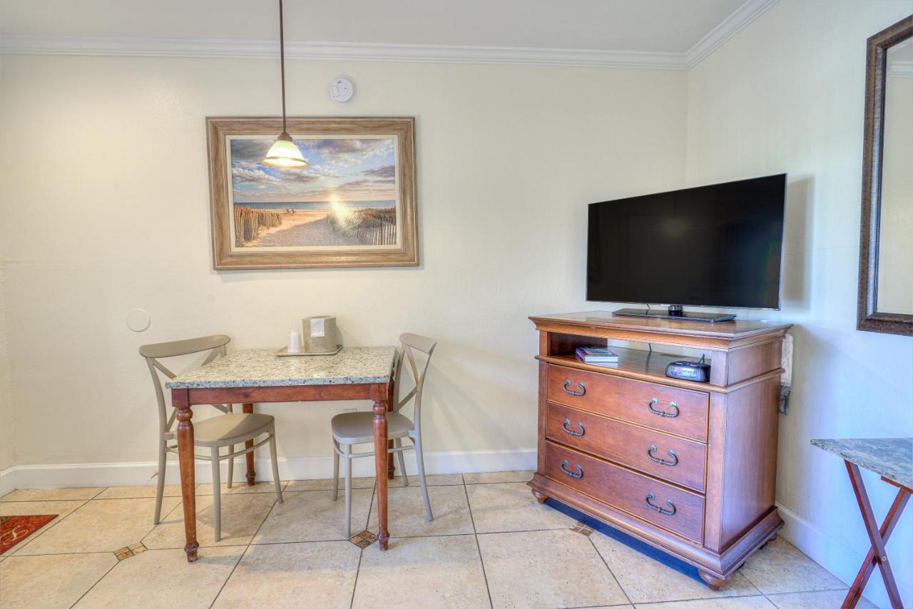 | La Fiesta Ocean Inn & Suites