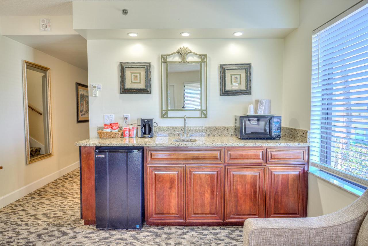 | La Fiesta Ocean Inn & Suites