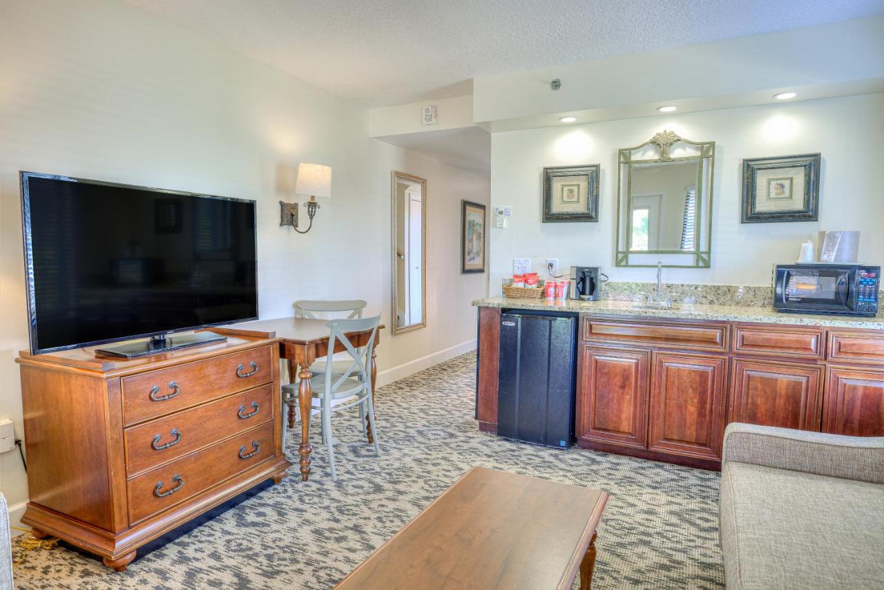 | La Fiesta Ocean Inn & Suites
