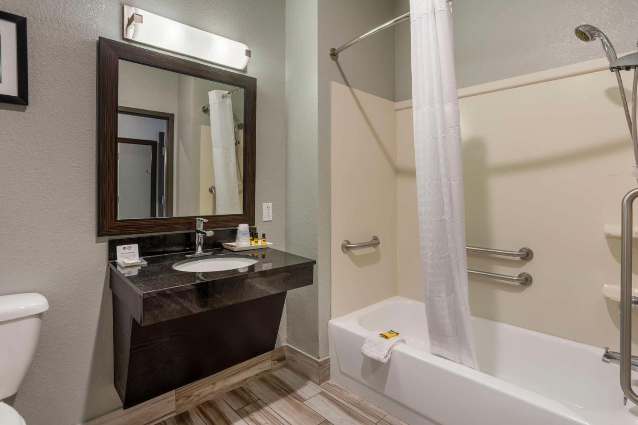 Quadruple Room with Bathtub - Disability Access at Best Western Plus Columbia Inn