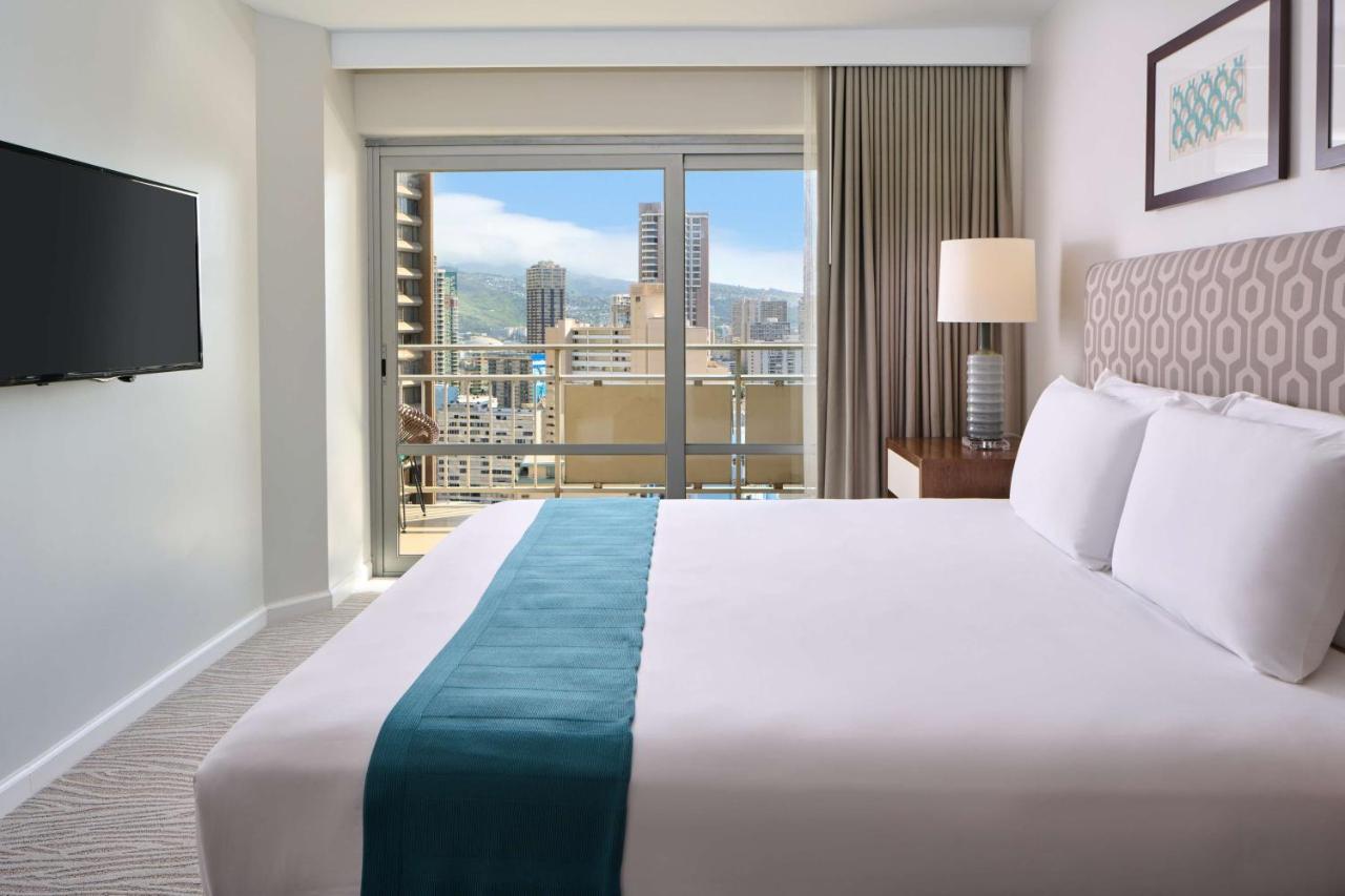 Luxury Two-Bedroom with City View and Kitchen at Ilikai Hotel & Luxury Suites