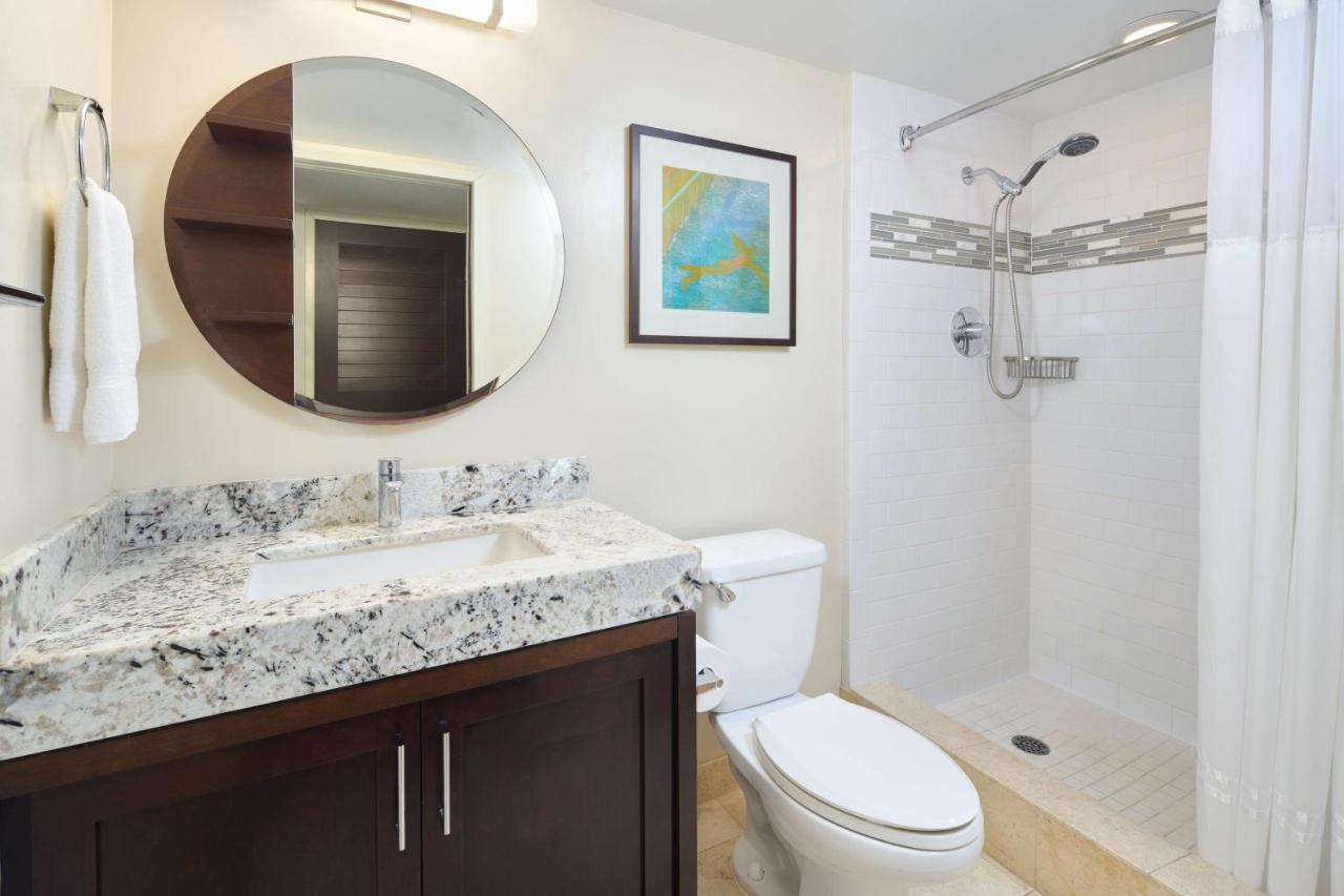 Luxury Two-Bedroom with Ocean View and Kitchen at Ilikai Hotel & Luxury Suites