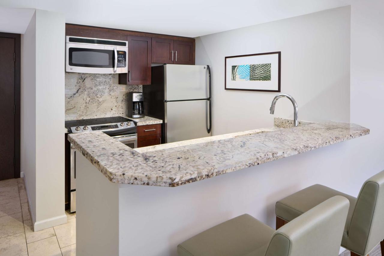 Luxury Two-Bedroom with Ocean View and Kitchen at Ilikai Hotel & Luxury Suites