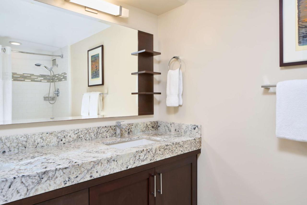 Luxury Two-Bedroom with City View and Kitchen at Ilikai Hotel & Luxury Suites