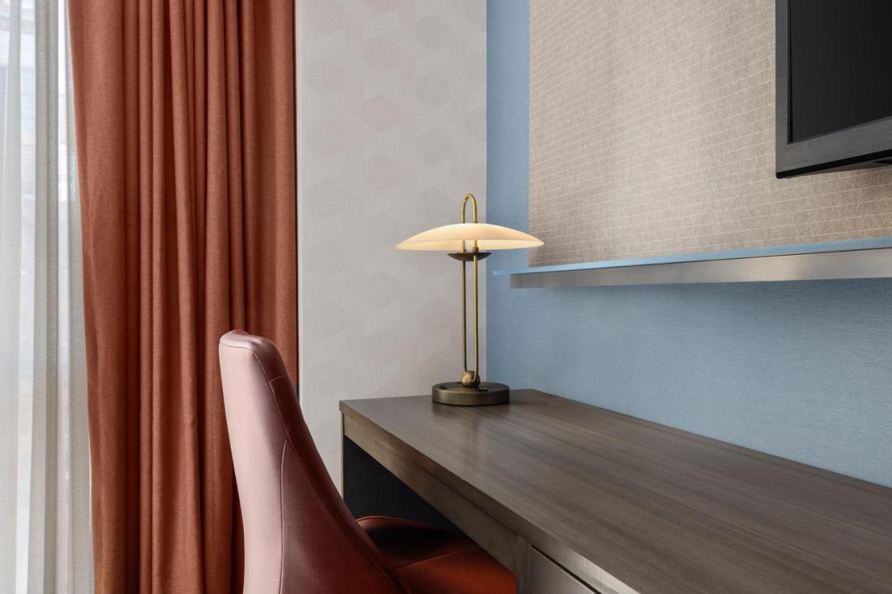 Deluxe King Room at Courtyard by Marriott New York Manhattan / Chelsea