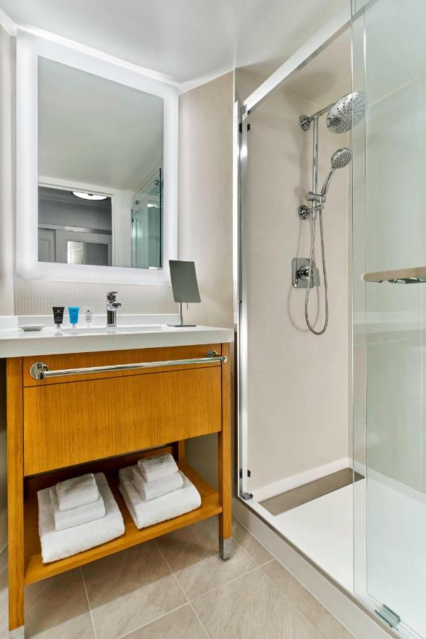 Guest room, 1 King, River view at Delta Hotels by Marriott Richmond Downtown