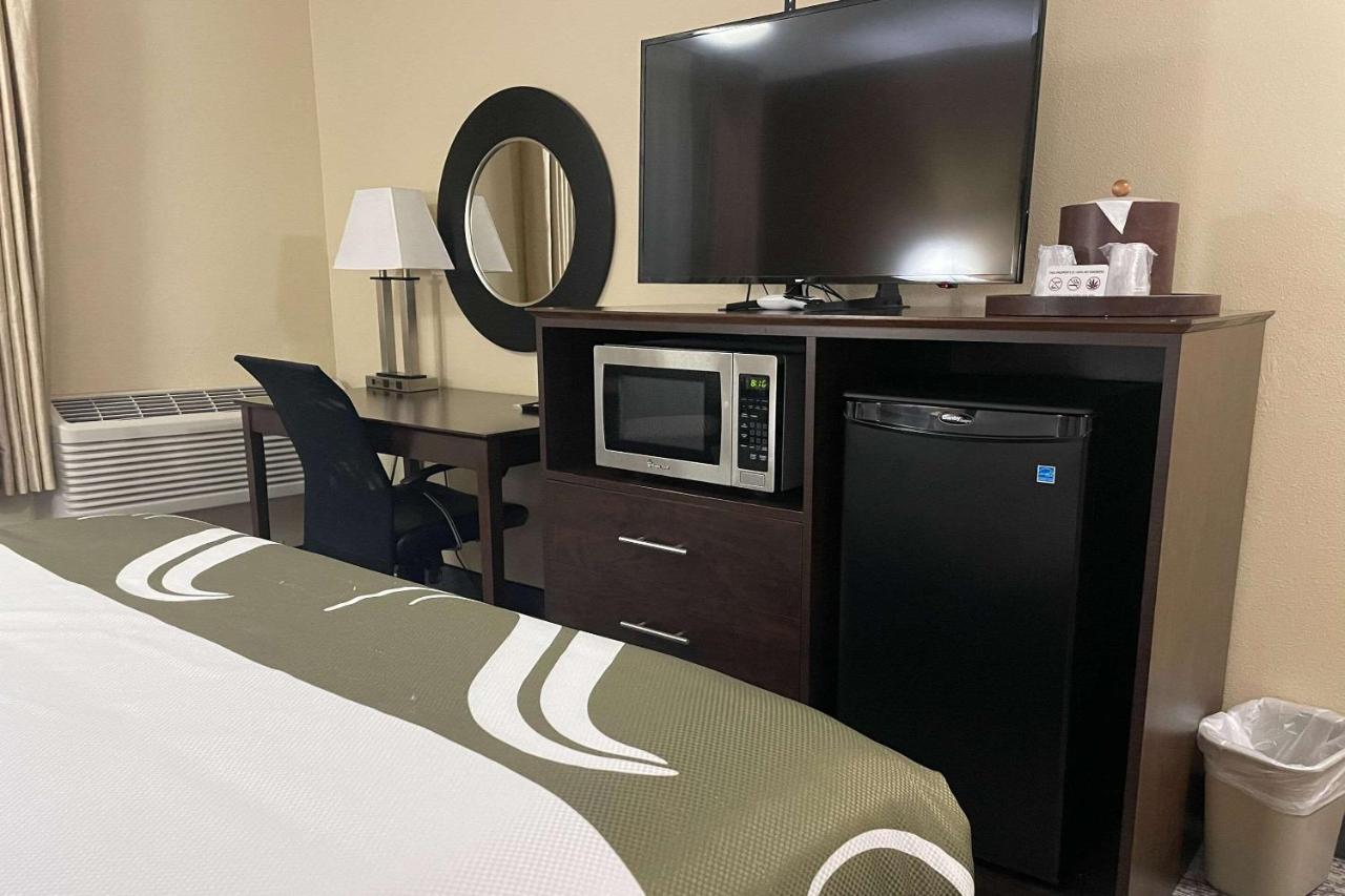 Queen Room - Non-Smoking at Quality Inn Ontario