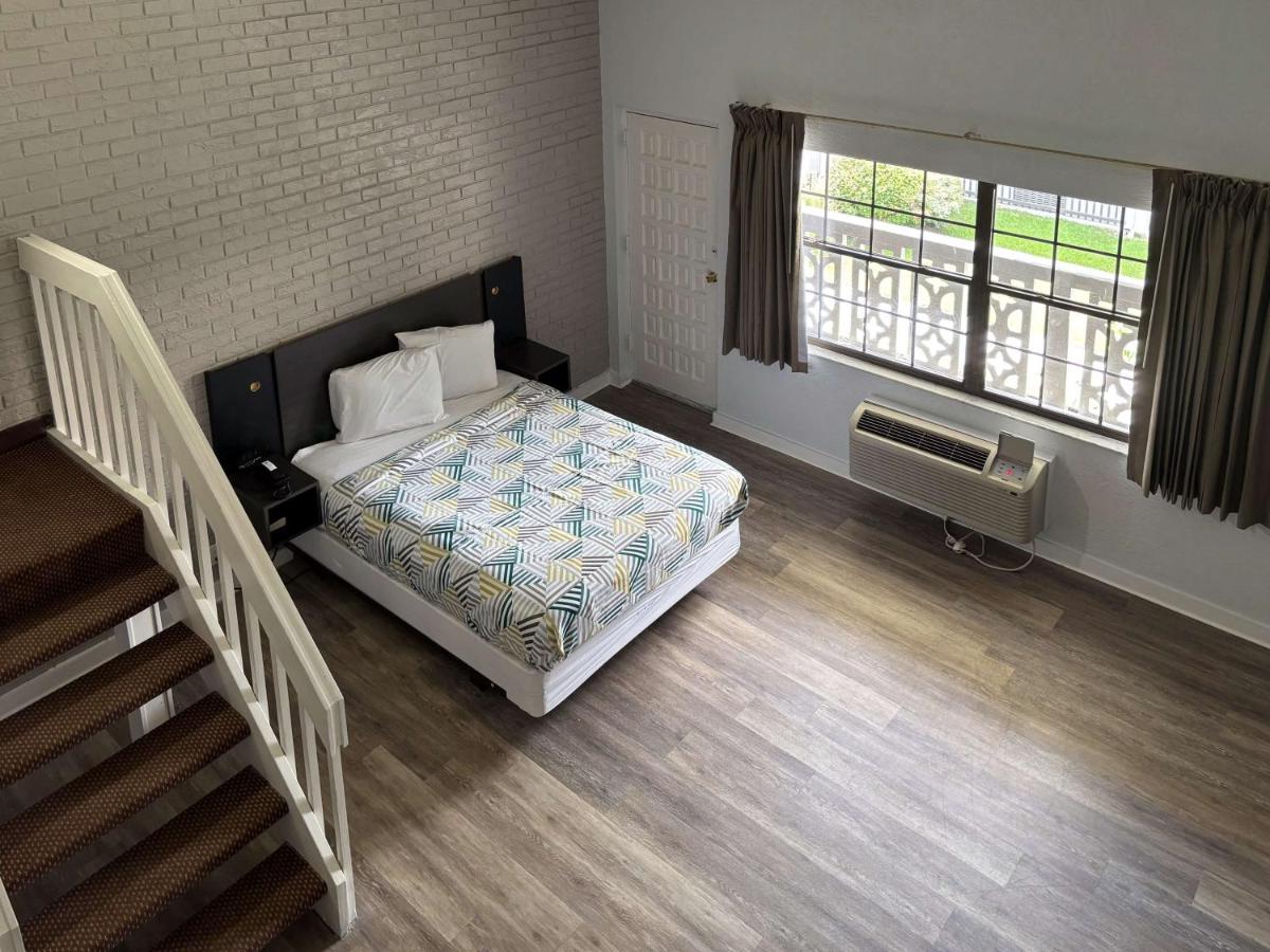  | La Casa Inn and Suites