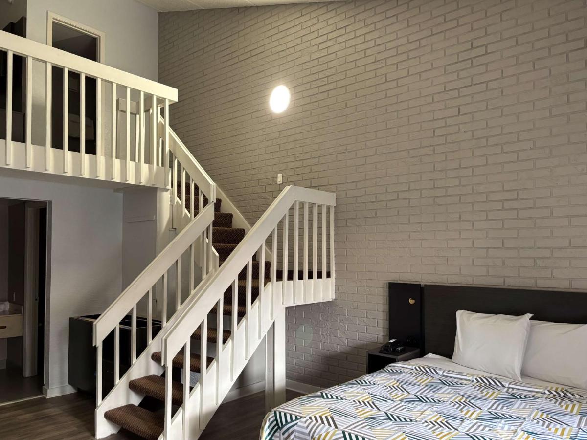  | La Casa Inn and Suites