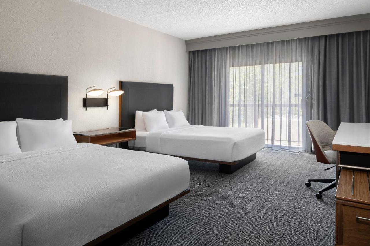 Queen Room with Two Queen Beds at Courtyard by Marriott Little Rock West