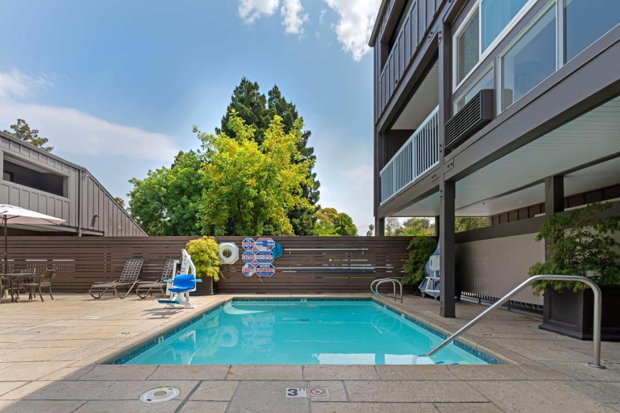 | Best Western Plus Inn At The Vines