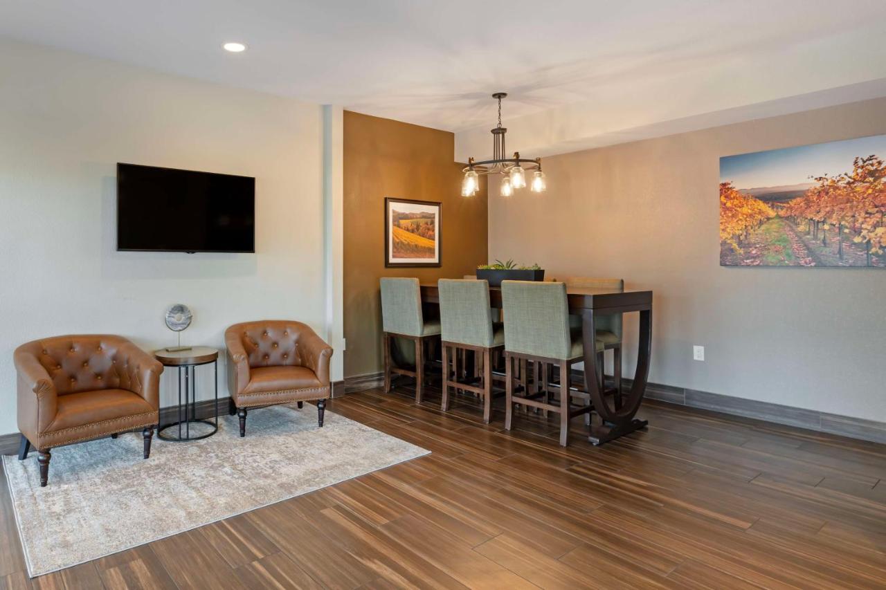 | Best Western Plus Inn At The Vines