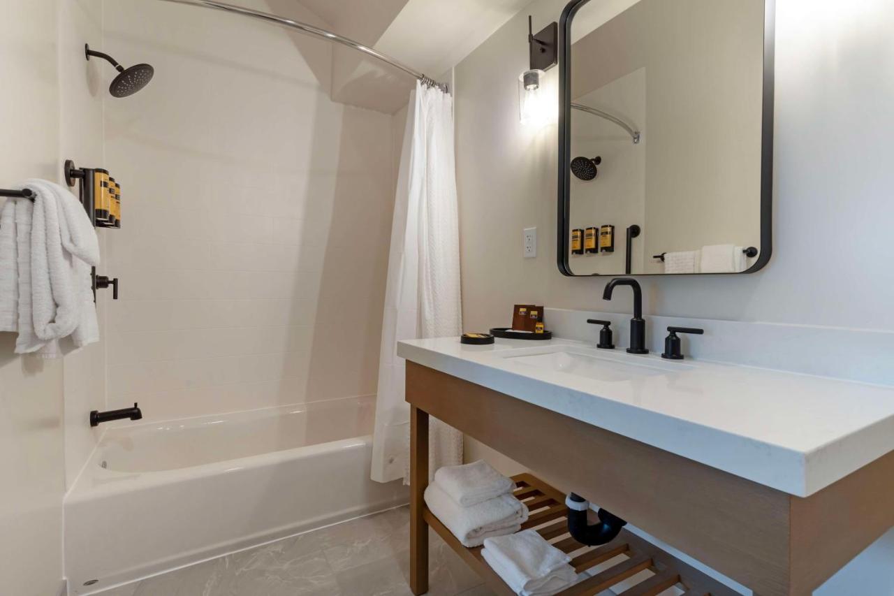 | Best Western Plus Inn At The Vines