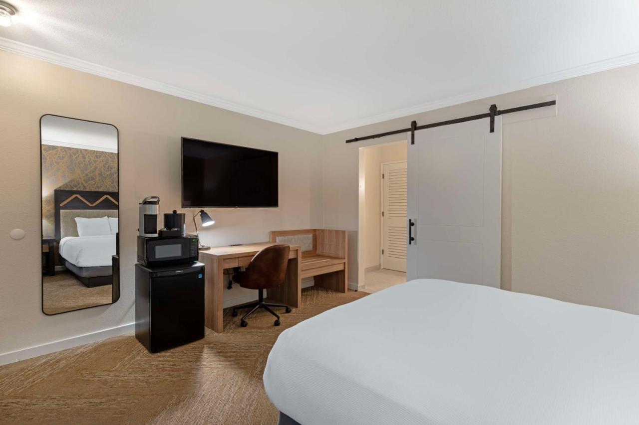 | Best Western Plus Inn At The Vines
