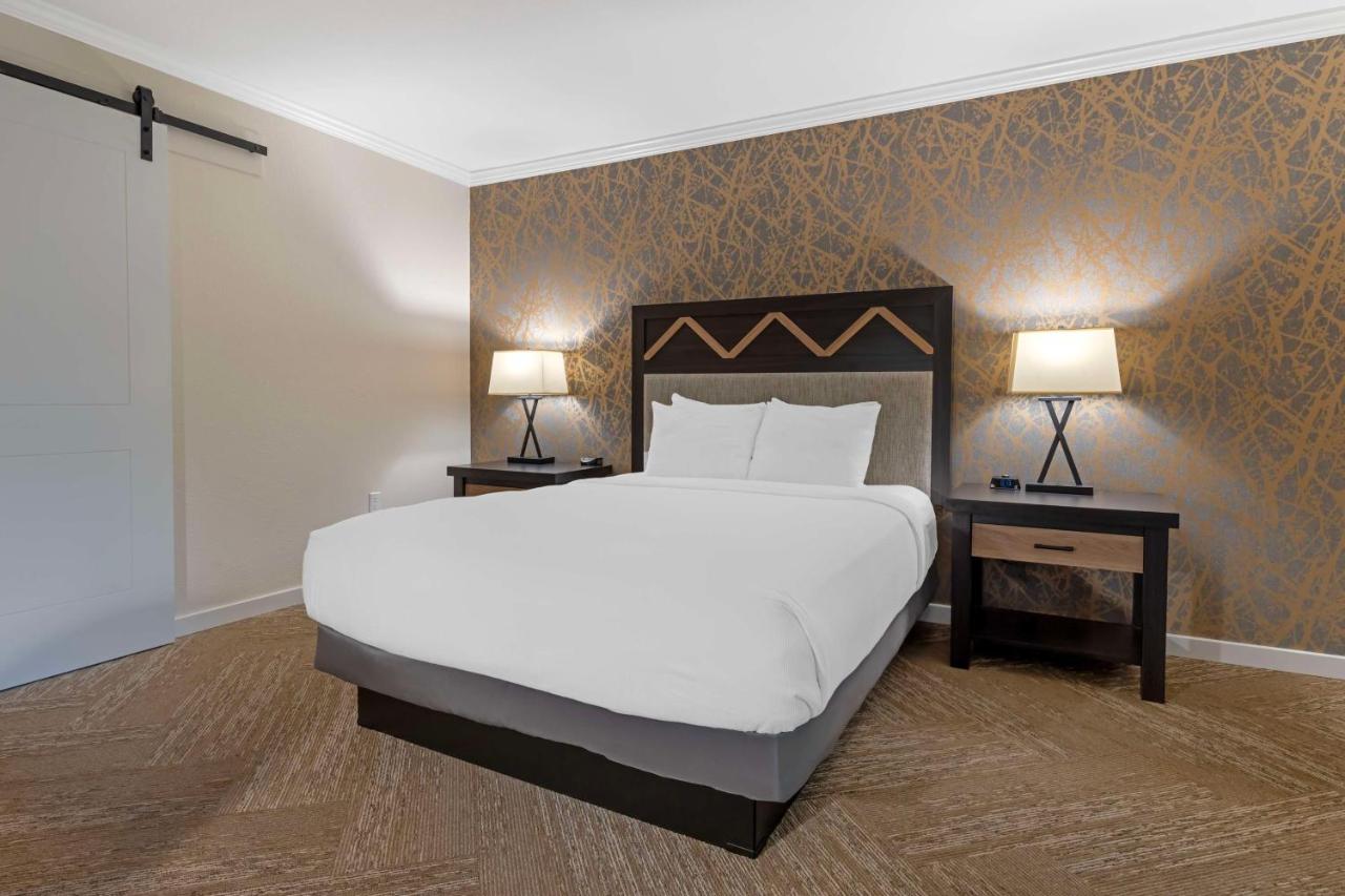 Queen Room with Bath Tub - Mobility Accessible/Non-Smoking at Best Western Plus Inn At The Vines