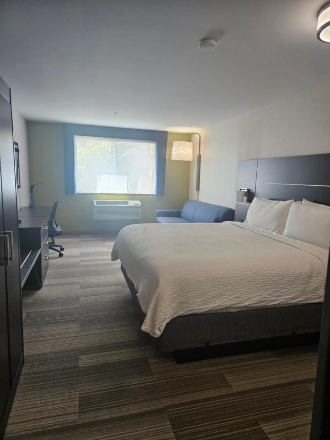 | Holiday Inn Express & Suites Burlington, an IHG Hotel
