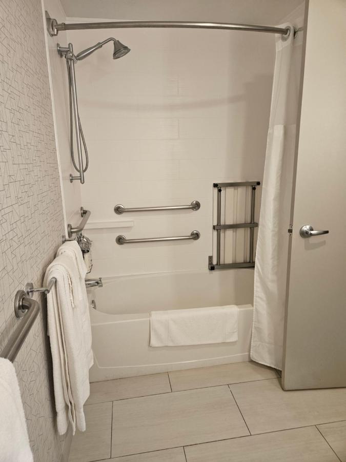 | Holiday Inn Express & Suites Burlington, an IHG Hotel