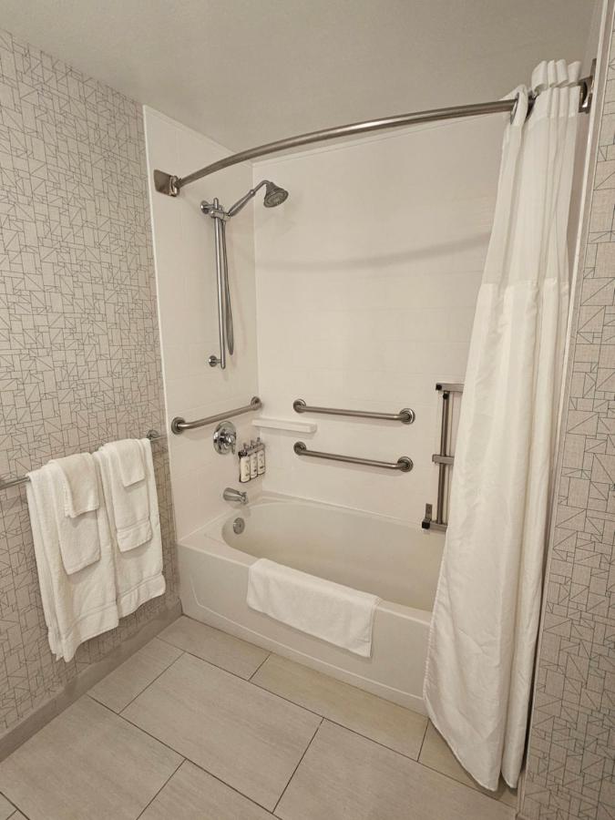 | Holiday Inn Express & Suites Burlington, an IHG Hotel