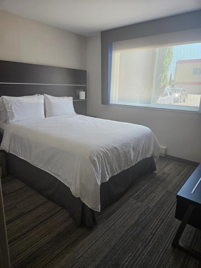 Double Suite - Mobility Access Tub/Non-Smoking at Holiday Inn Express & Suites Burlington by IHG