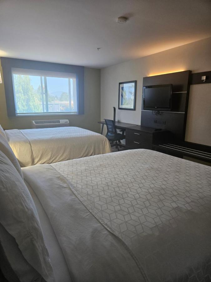 | Holiday Inn Express & Suites Burlington, an IHG Hotel