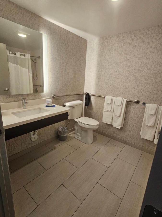 | Holiday Inn Express & Suites Burlington, an IHG Hotel