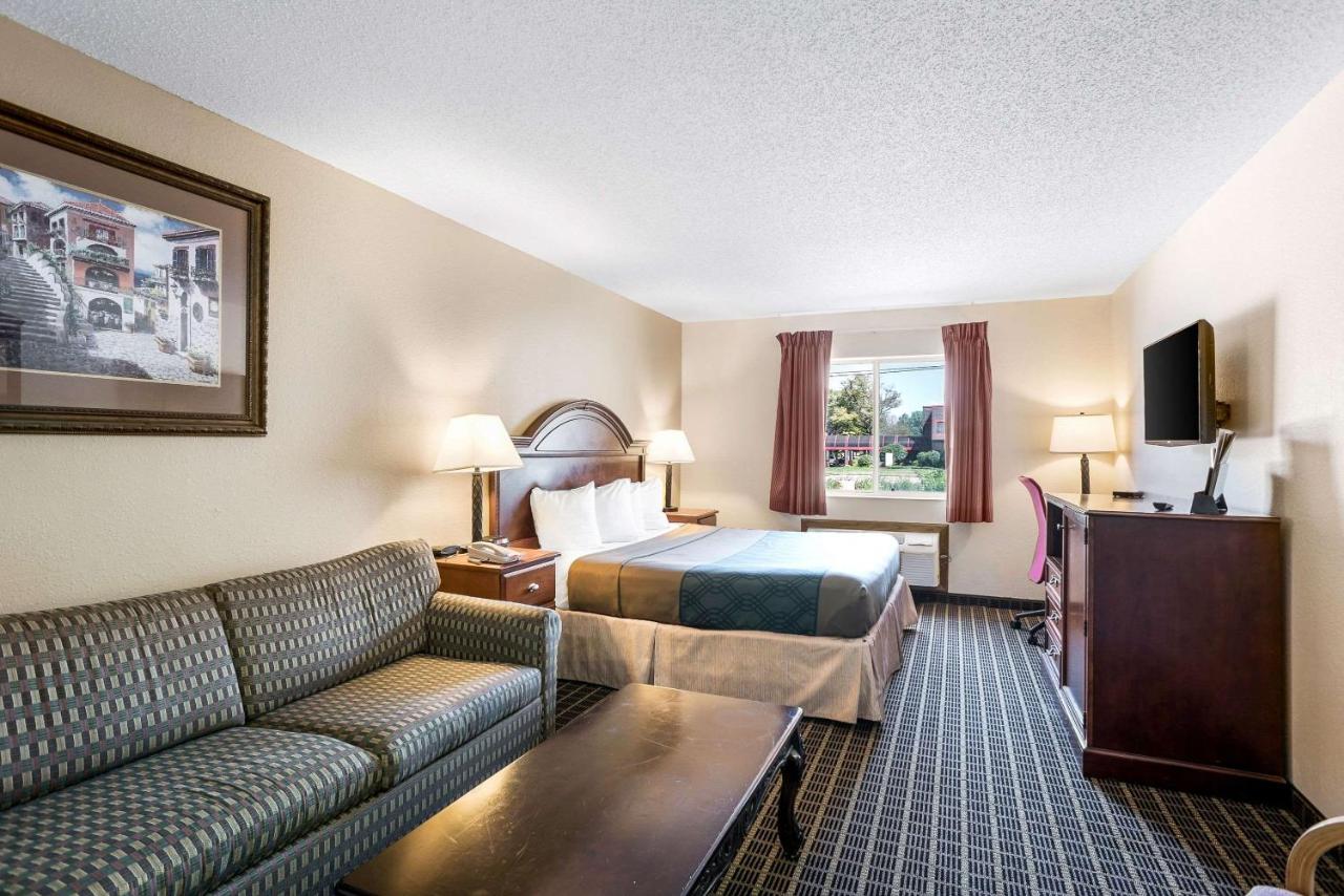 | Rodeway Inn Cedar Rapids